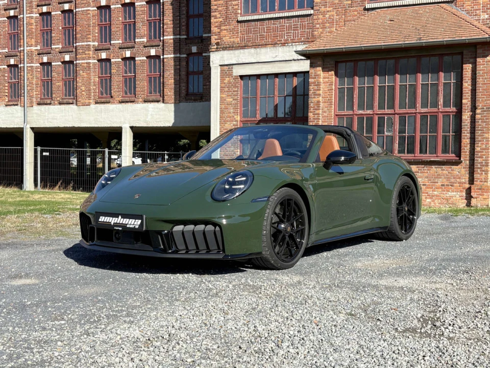 Porsche 911 Targa 4 GTS HEV Exclusive open sky in PTS green